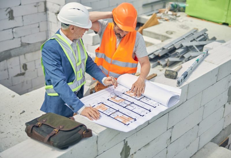 civil-engineer-looking-at-a-puzzled-male-worker-XZWZ6EA-1024x683-1
